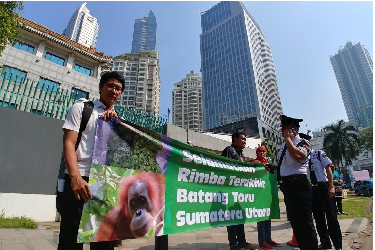 Demonstrators hold a banner protesting China’s funding of the Batang Toru dam in front of the Chinese Embassy in Jakarta, Indonesia. Image by Hans Nicholas Jong/Mongabay.